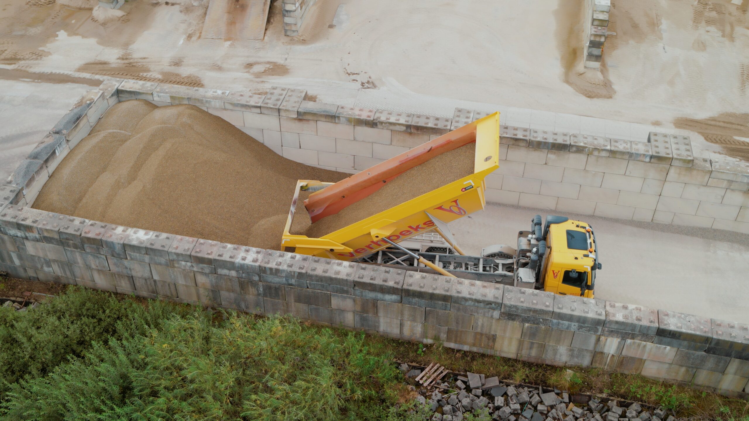 Lossen zand vrachtwagen